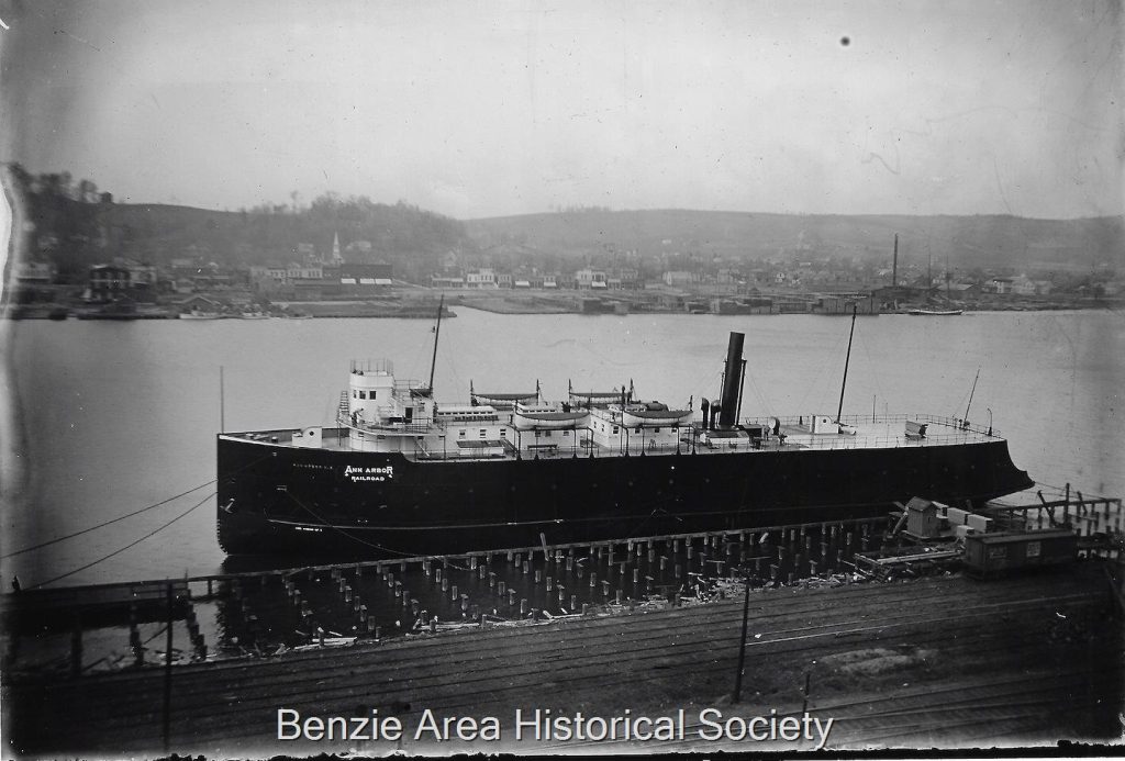 Ann Arbor No.3 in 1906 in Frankfort Harbor from https://benziemuseum.catalogaccess.com/photos/10397
